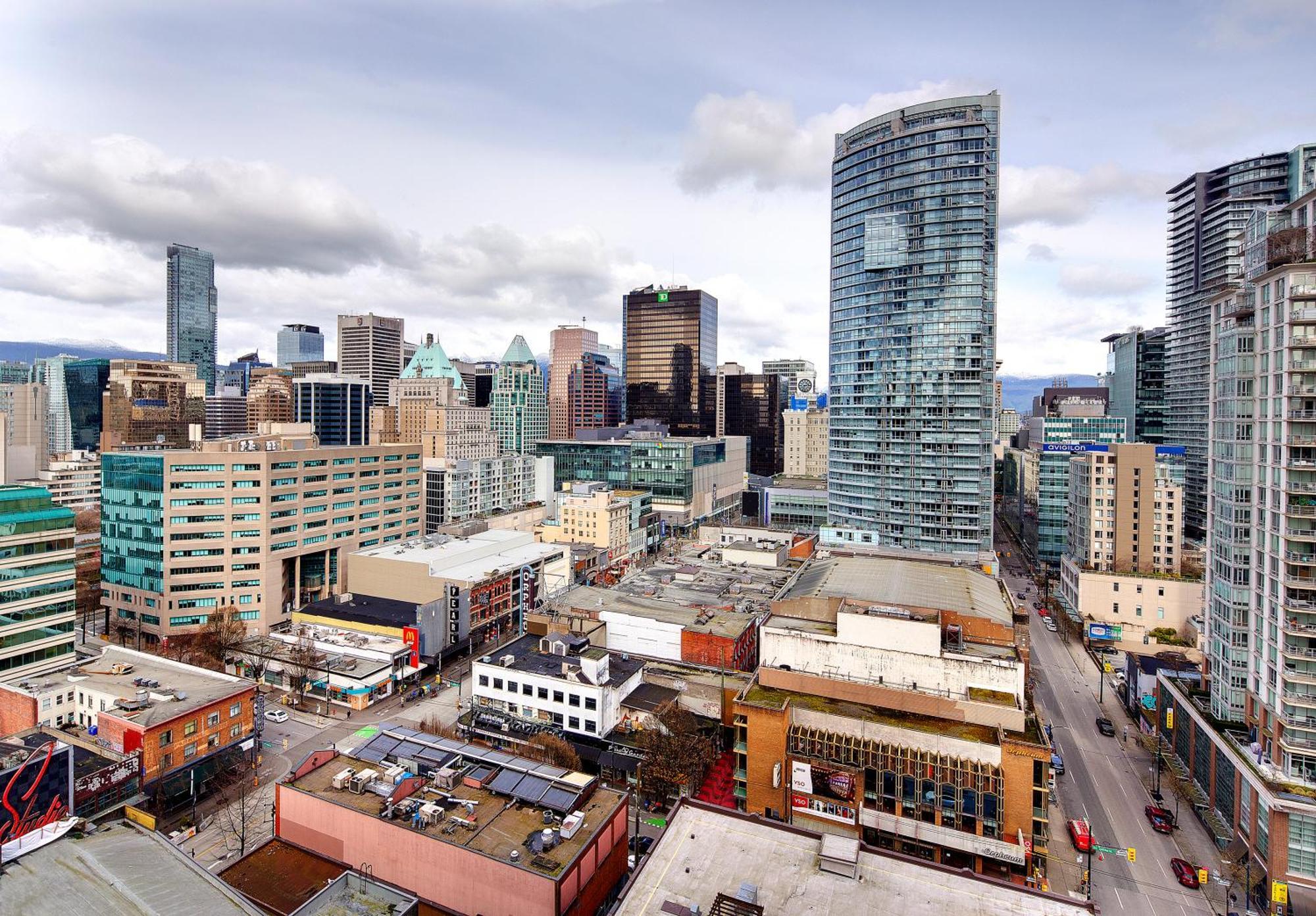 Two-Story Loft With A High-Rises View And Rooftop Deck Vancouver Exterior photo